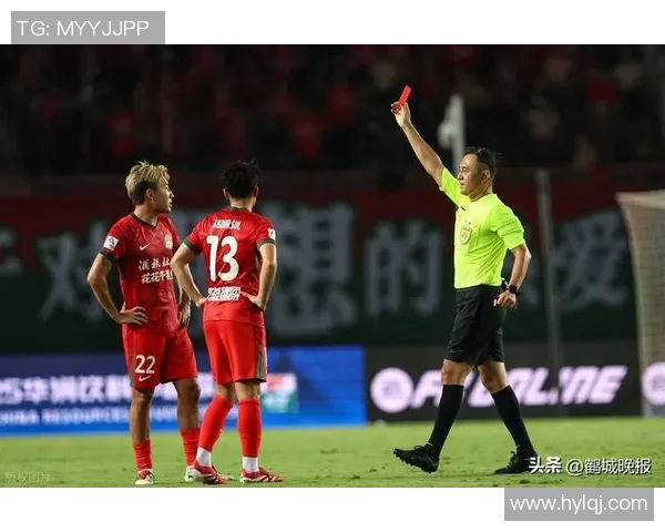 足球明星因提前犯规被罚下场引发热议球迷反应不一